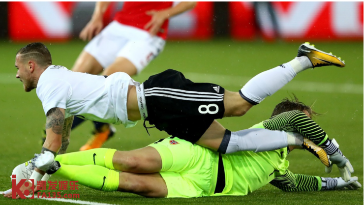  柏林赫塔定位球防守漏洞频现遭遇两球落后困境